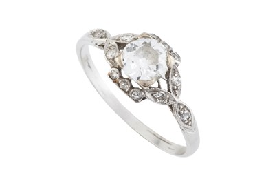 Lot 161 - A diamond single stone ring, the old brilliant-...