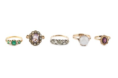 Lot 297 - A diamond set five stone ring, alternately set...