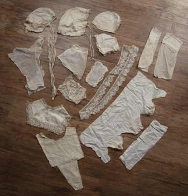 Lot 424 - Collection of miscellaneous lace and linen to...