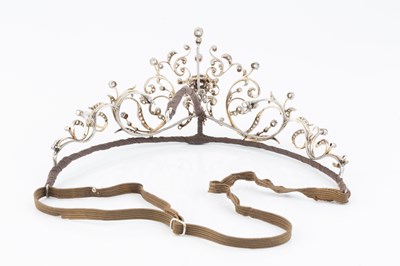 Lot 277 - A late 19th/early 20th century diamond tiara,...