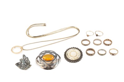 Lot 301 - A small collection of jewellery, comprising...