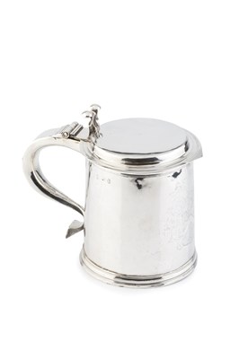 Lot A William III silver lidded tankard, of plain,...