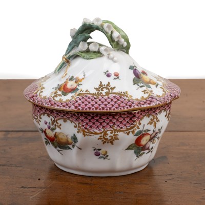 Lot 61 - A Continental oval porcelain sucrier and cover in the style of Venice (Cozzi)