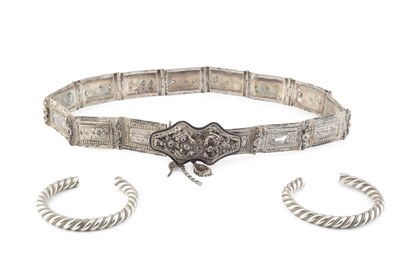 Lot 602 - A Malaysian silver belt, composed of fourteen...