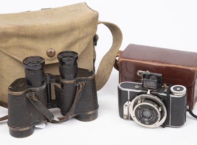 Lot 391 - A 1930s Inagee Pavola camera together with a...