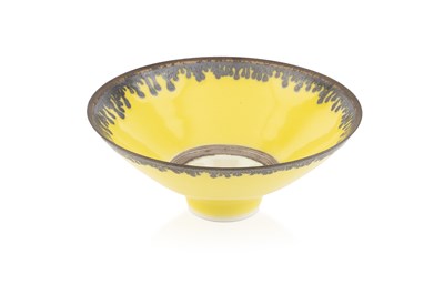 Lot 657 - Peter Wills (b.1955) Footed bowl porcelain,...