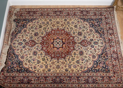 Lot 429 - A 20th century rug, possibly by Axminster Carpets