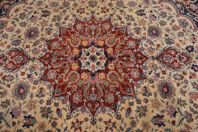 Lot 429 - A 20th century rug, possibly by Axminster Carpets