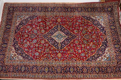 Lot 165 - A 20th century handmade woollen Kashan carpet