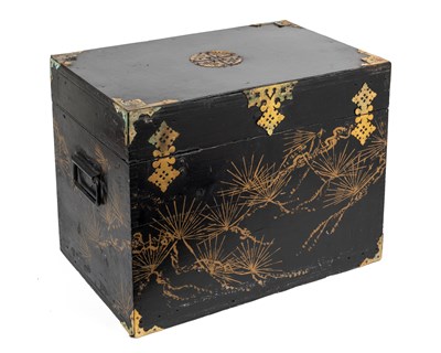 Lot 334 - An Oriental-style lacquered box