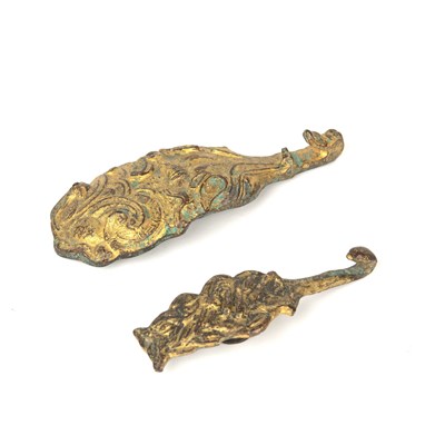 Lot 438 - Large gilt bronze belt hook Chinese in the...