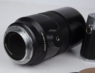 Lot 64 - A Leicaflex SL body no 1237193 with a Lietz...