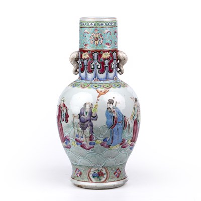 Lot 204 - An antique Chinese porcelain famille verte...