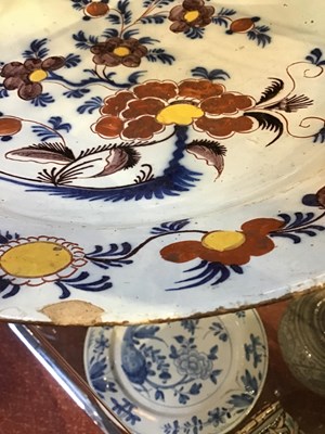Lot 133 - A pair of 18th century Delft chargers...