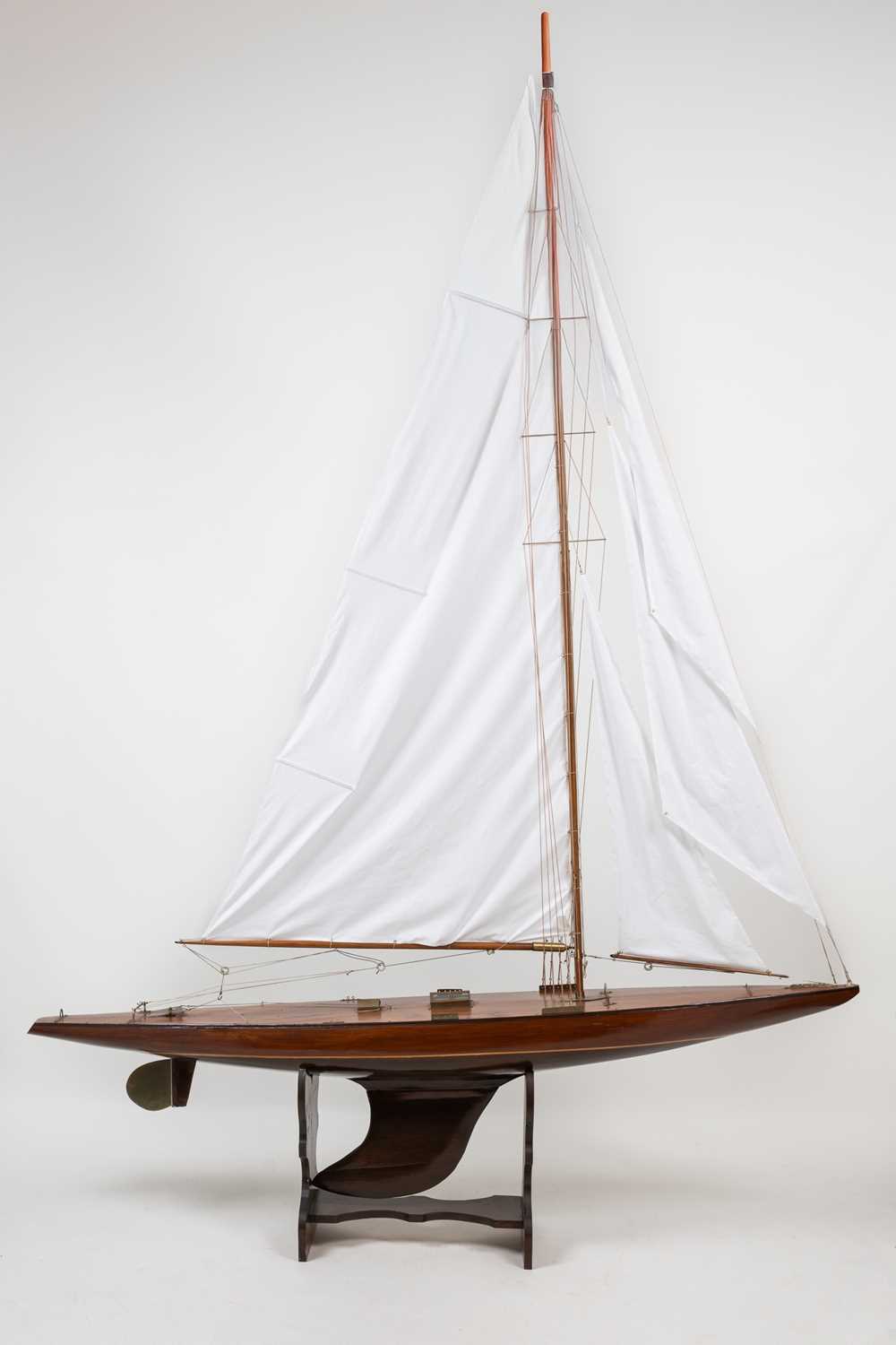 Lot 410 - An Edwardian early 20th century pond yacht