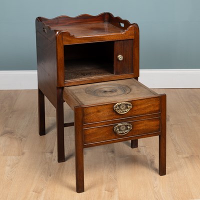 Lot 49 - A George III mahogany pot cupboard