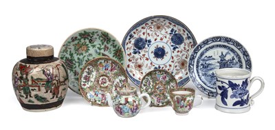 Lot 117 - A group of Chinese porcelain items to include...