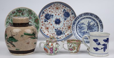 Lot 117 - A group of Chinese porcelain items to include...