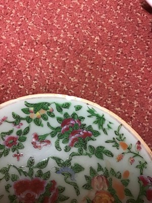Lot 117 - A group of Chinese porcelain items to include...