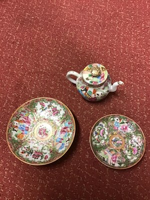 Lot 117 - A group of Chinese porcelain items to include...