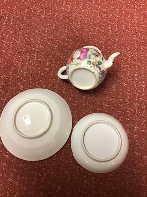 Lot 117 - A group of Chinese porcelain items to include...