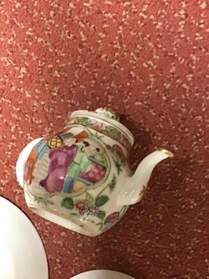 Lot 117 - A group of Chinese porcelain items to include...