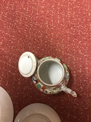 Lot 117 - A group of Chinese porcelain items to include...