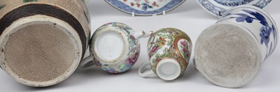 Lot 117 - A group of Chinese porcelain items to include...