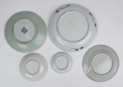 Lot 117 - A group of Chinese porcelain items to include...