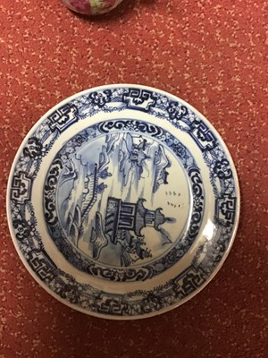 Lot 117 - A group of Chinese porcelain items to include...