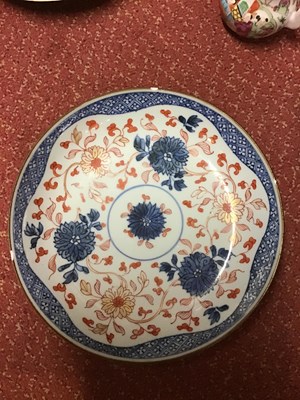 Lot 117 - A group of Chinese porcelain items to include...