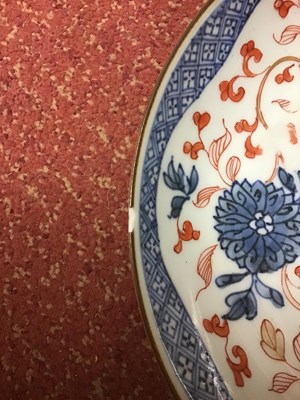 Lot 117 - A group of Chinese porcelain items to include...