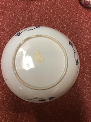 Lot 117 - A group of Chinese porcelain items to include...