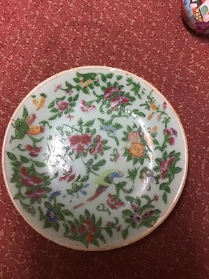 Lot 117 - A group of Chinese porcelain items to include...