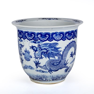 Lot 114 - A Chinese blue and white porcelain jardinière...