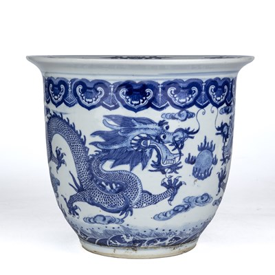 Lot 114 - A Chinese blue and white porcelain jardinière...