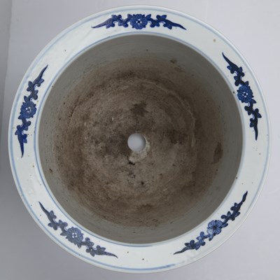 Lot 114 - A Chinese blue and white porcelain jardinière...