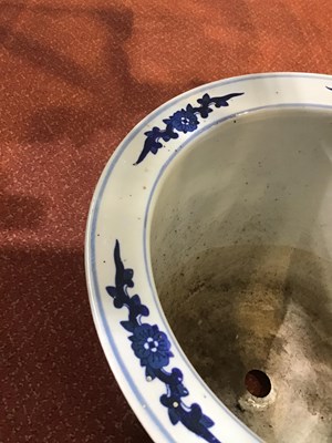 Lot 114 - A Chinese blue and white porcelain jardinière...