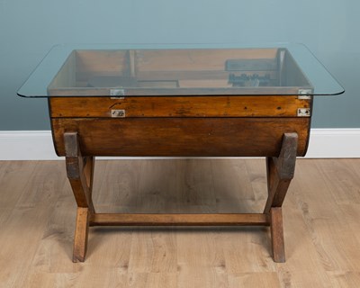 Lot 438 - A 'rowing boat' centre table