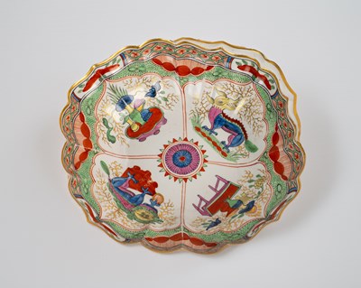 Lot 1364 - A 19th century Worcester 'Dragons in Compartments' pattern dish
