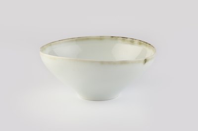 Lot 742 - Edmund de Waal (b.1964) Footed bowl porcelain,...