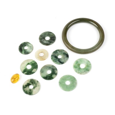 Lot 158 - Spinach jade bangle Chinese, 20th Century...