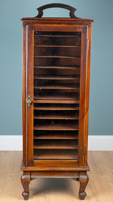 Lot 71 - A 20th century mahogany music stand
