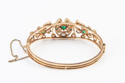 Lot 96 - An emerald and diamond bangle, of hinged oval...