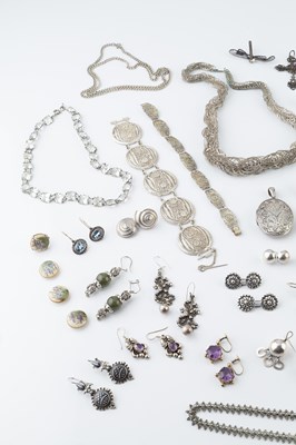 Lot 349 - A collection of assorted jewellery and costume...
