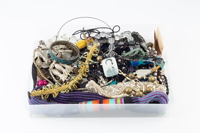 Lot 349 - A collection of assorted jewellery and costume...