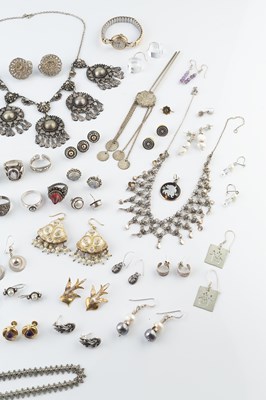 Lot 349 - A collection of assorted jewellery and costume...