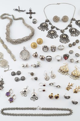 Lot 349 - A collection of assorted jewellery and costume...