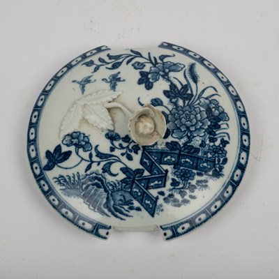 Lot 1321 - An 18th century Worcester butter dish, cover, and stand