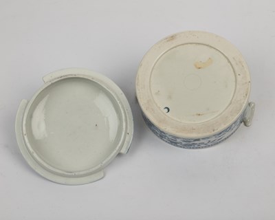 Lot 1321 - An 18th century Worcester butter dish, cover, and stand
